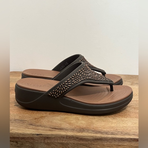 CROCS Women Brown Sandals - Picture 3 of 7